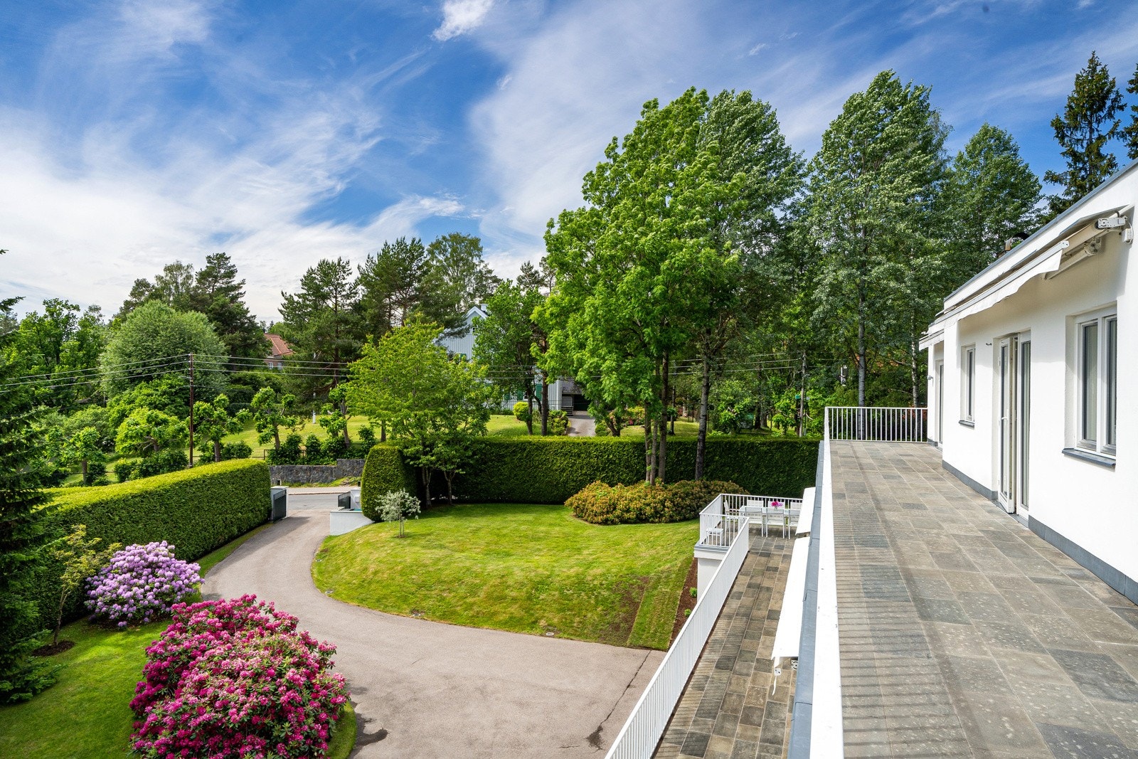 Eiendommen ligger meget privat og godt skjermet mot veien, med en "voksen" hekk som omkranser eiendommen. Galleribilde