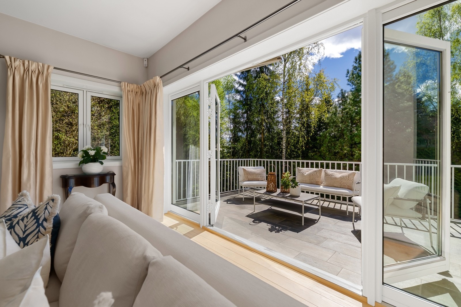 Utgang fra alle stuer mot syd, til stor flislagt terrasse. Galleribilde