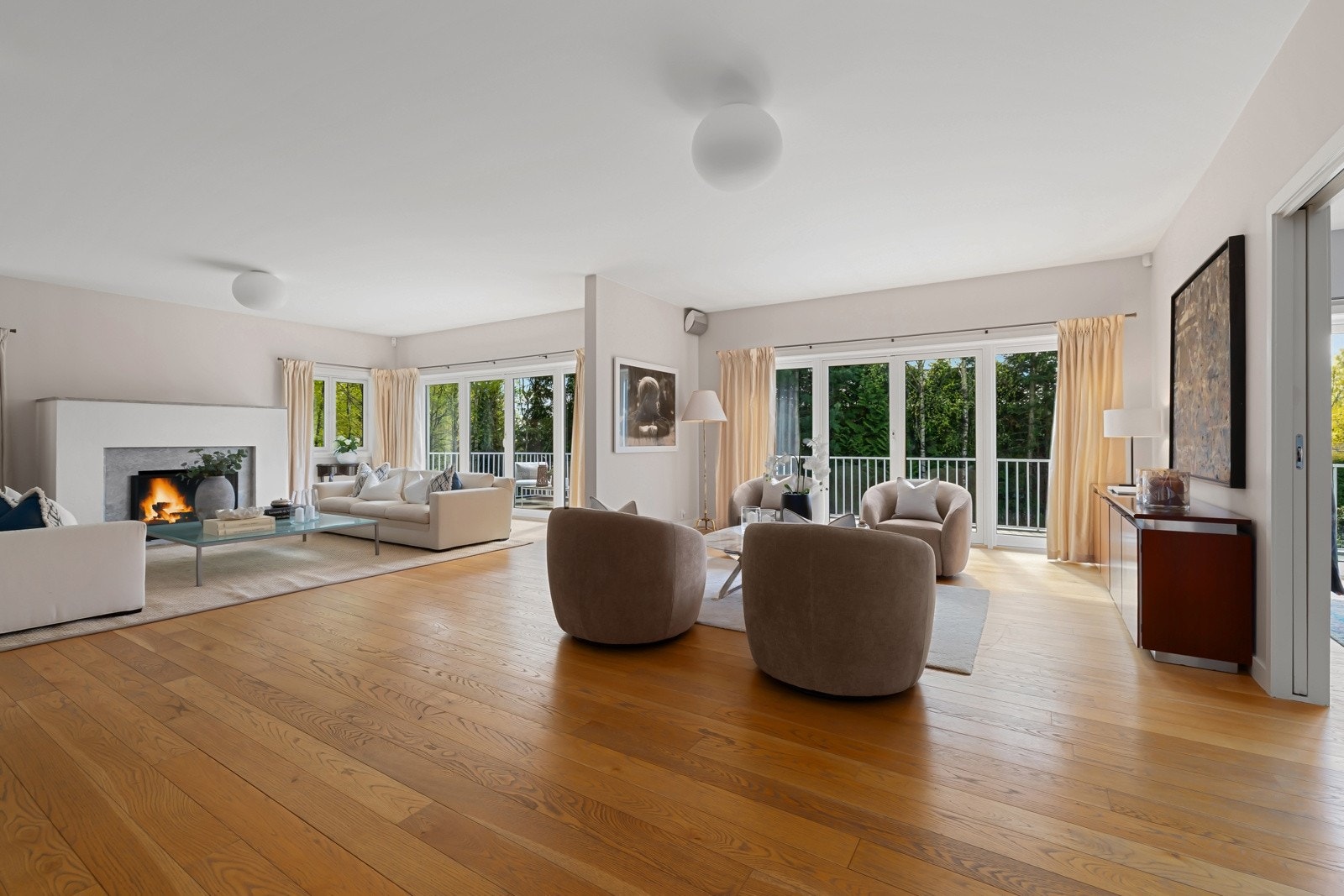 Boligen har store og lyse oppholdsrom med store vindusflater, som gir mye lys til rommene. Galleribilde