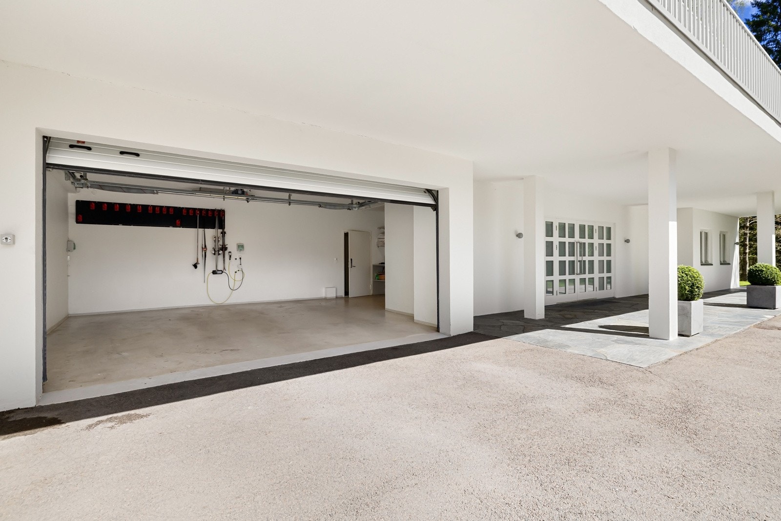 Stor integrert garasje (45 kvm BRA-i) med plass for 2 biler. Direkte adkomst fra garsje til boligens u-etasje. Galleribilde