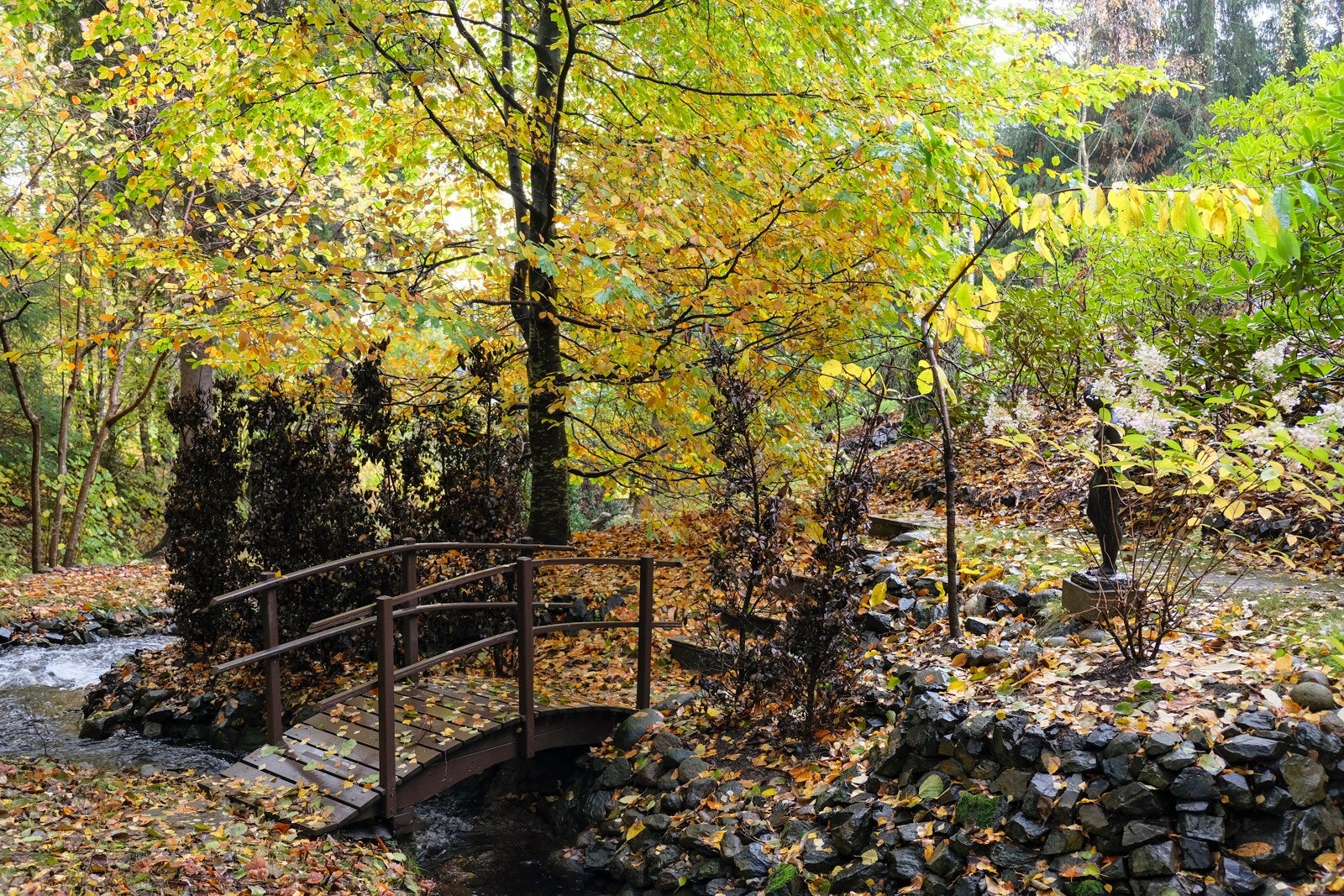 Eiendommen har en vakker hage, opparbeidet med store grøntarealer og gjennomtenkt beplantning.Direkte adkomst fra eiendommen til flotte turstier sommer som vinter. Galleribilde