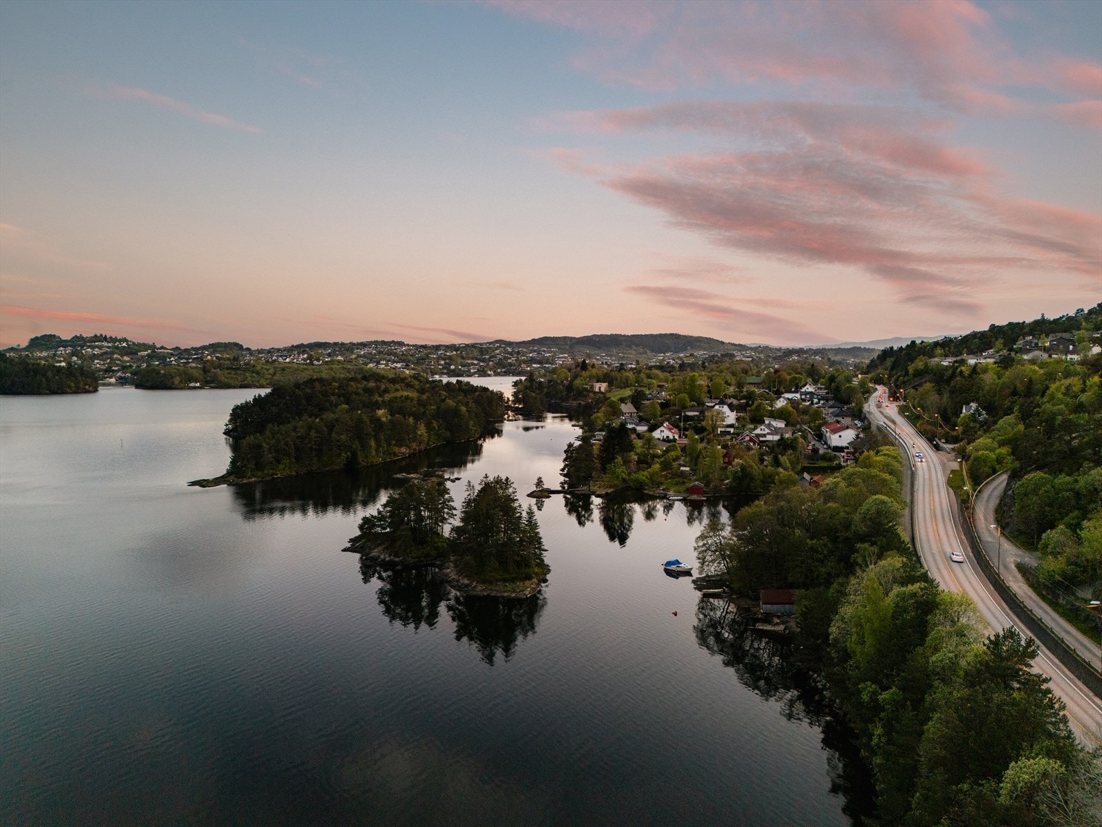 Det er kort kjørevei til store arbeidsplasser på Sandsli, Kokstad og Flesland, samt Haukeland sykehus og Bergen Sentrum. Galleribilde