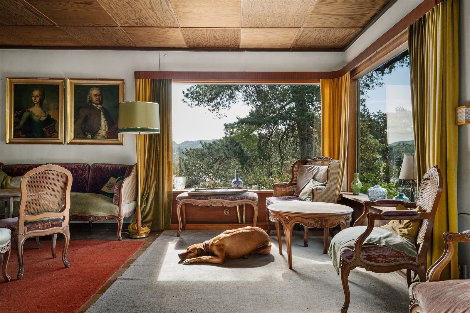 Boligen har store vindusflater som slipper inn rikelig med naturlig lys og skaper en luftig atmosfære gjennom hele dagen. Galleribilde