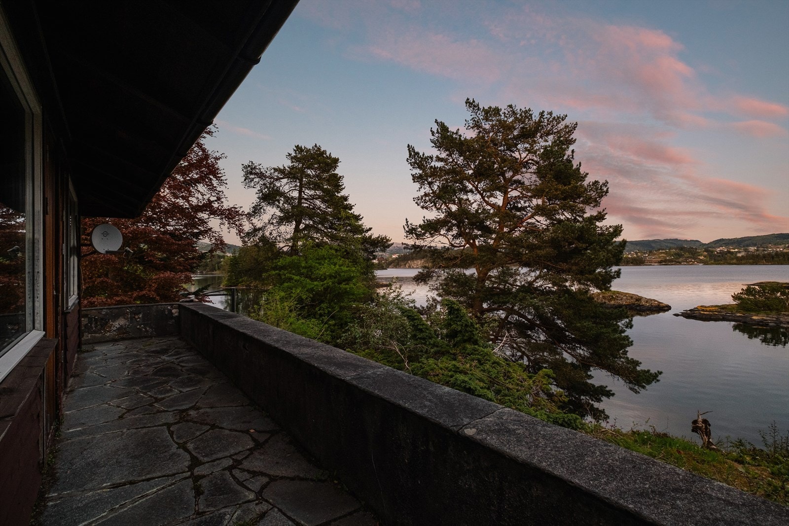 Eiendommen har strandlinje og nydelige utearealer som strekker seg helt ned til sjøen. Galleribilde