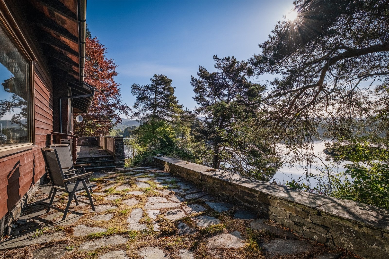 Eiendommen har uteplasser i flere nivåer som strekker seg rundt deler av huset. Galleribilde