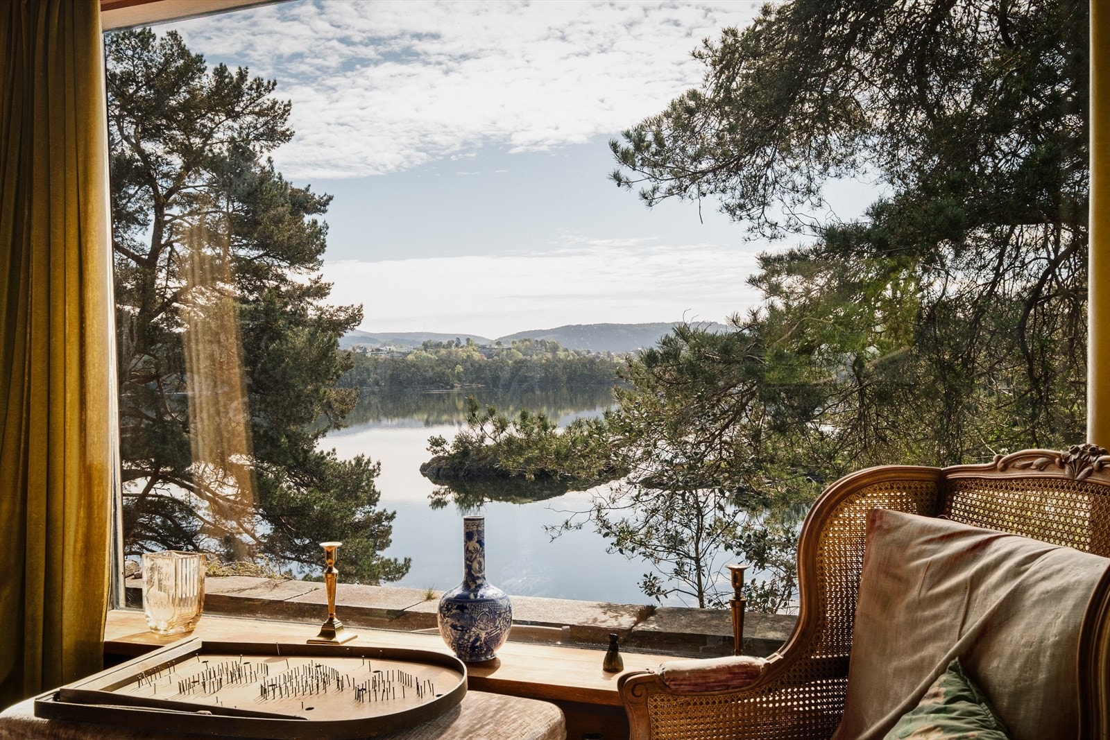 Fra flere av rommene nyter du også den vakre sjøutsikten. Galleribilde