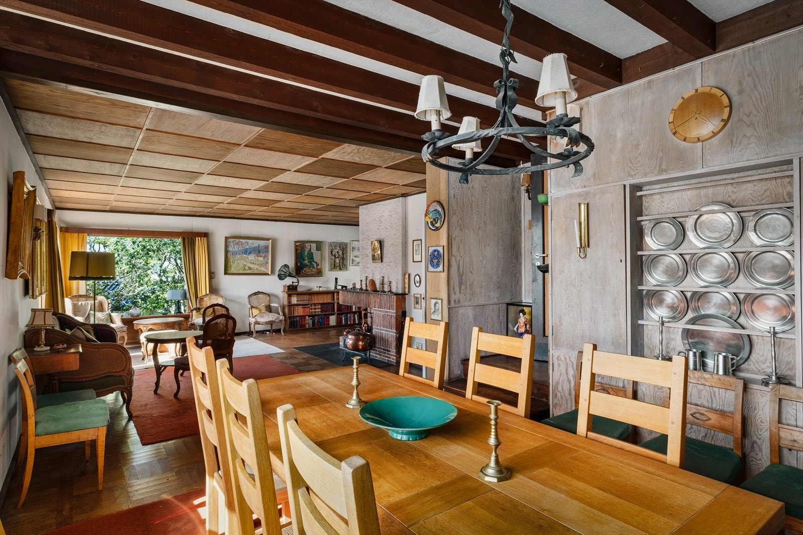 Boligen har en gjennomtenkt planløsning med god flyt mellom rommene, noe som skaper en naturlig og behagelig overgang fra sone til sone. Galleribilde