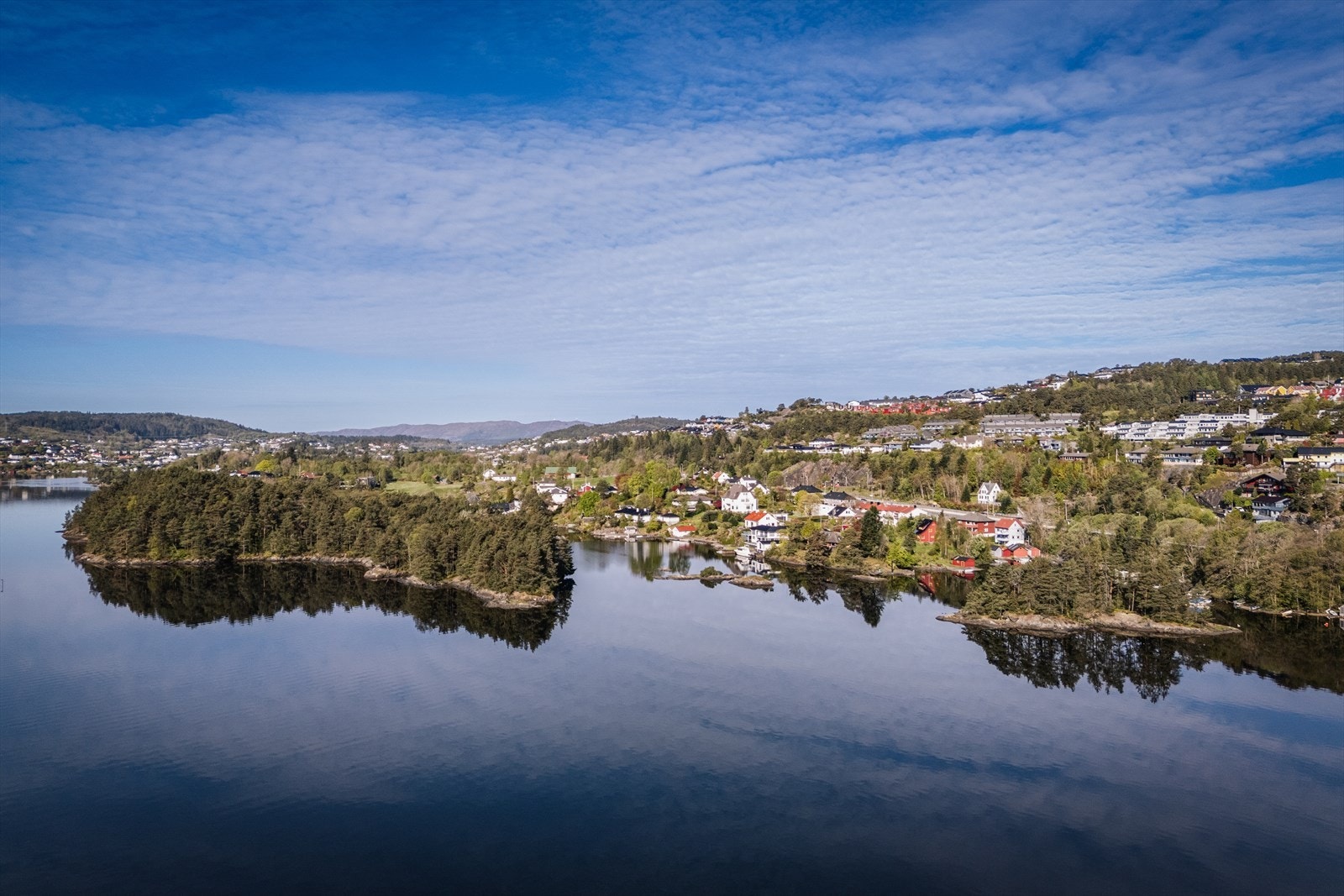 Beliggenheten er både attraktiv og sentral, med kort vei til store arbeidsplasser, skoler, barnehager, butikk - og servicetilbud. Galleribilde