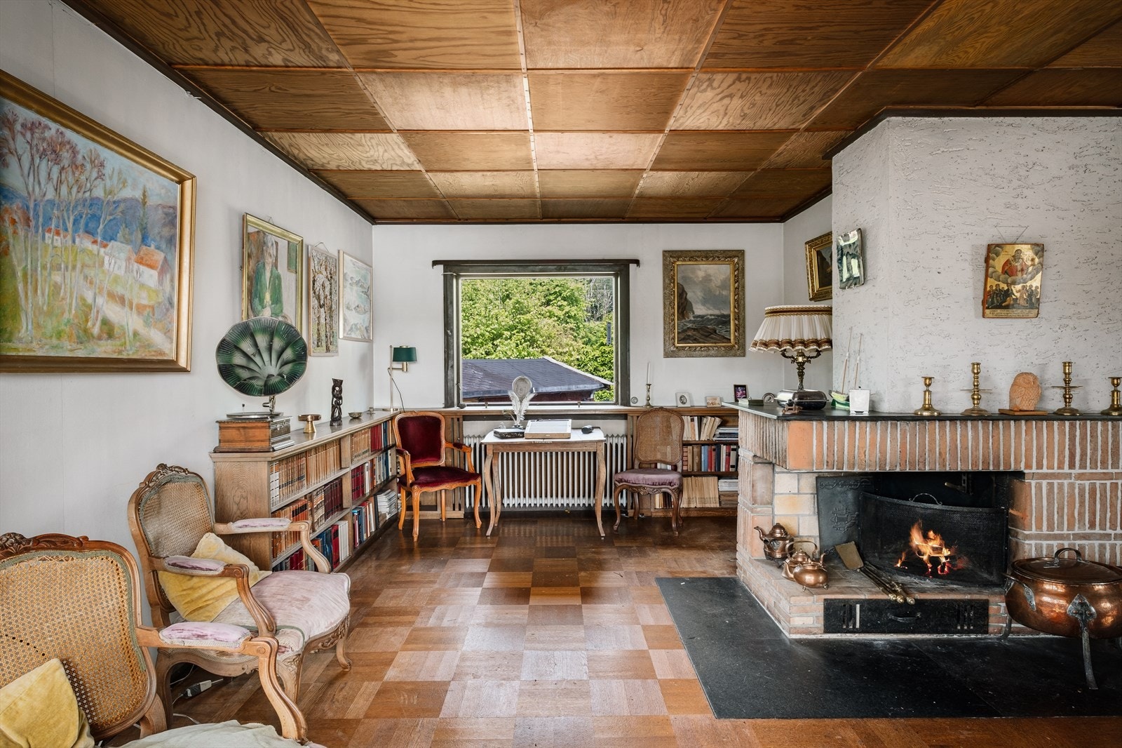 Boligens originale interiør gir rom for fleksibilitet og personlige preg, men også muligheter for modernisering. Galleribilde