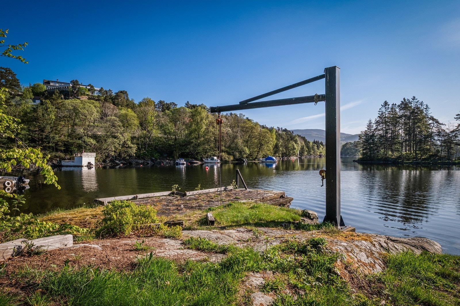 Nede ved sjøen finner du også en støpt brygge/kai, som åpner for flere muligheter - enten det er for båtliv, fisking eller rett og slett å nyte den unike sjøutsikten. Galleribilde