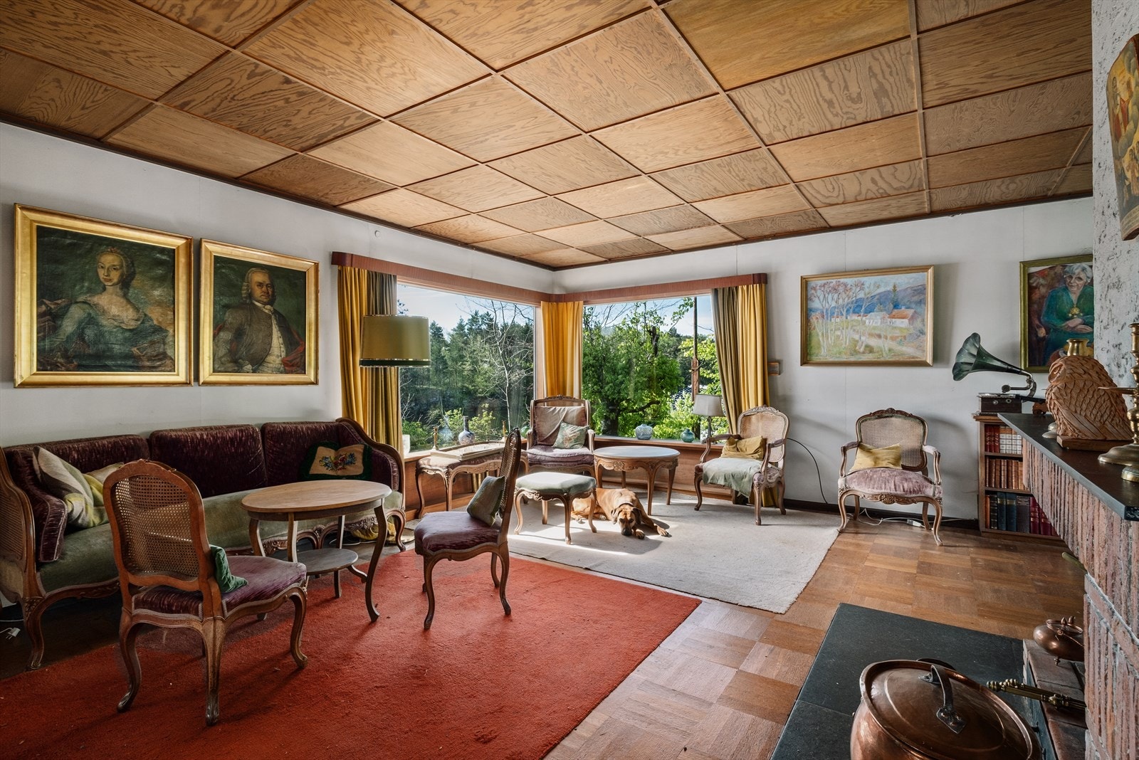 Husets naturlige midtpunkt er selvsagt den vakre stuen. Galleribilde