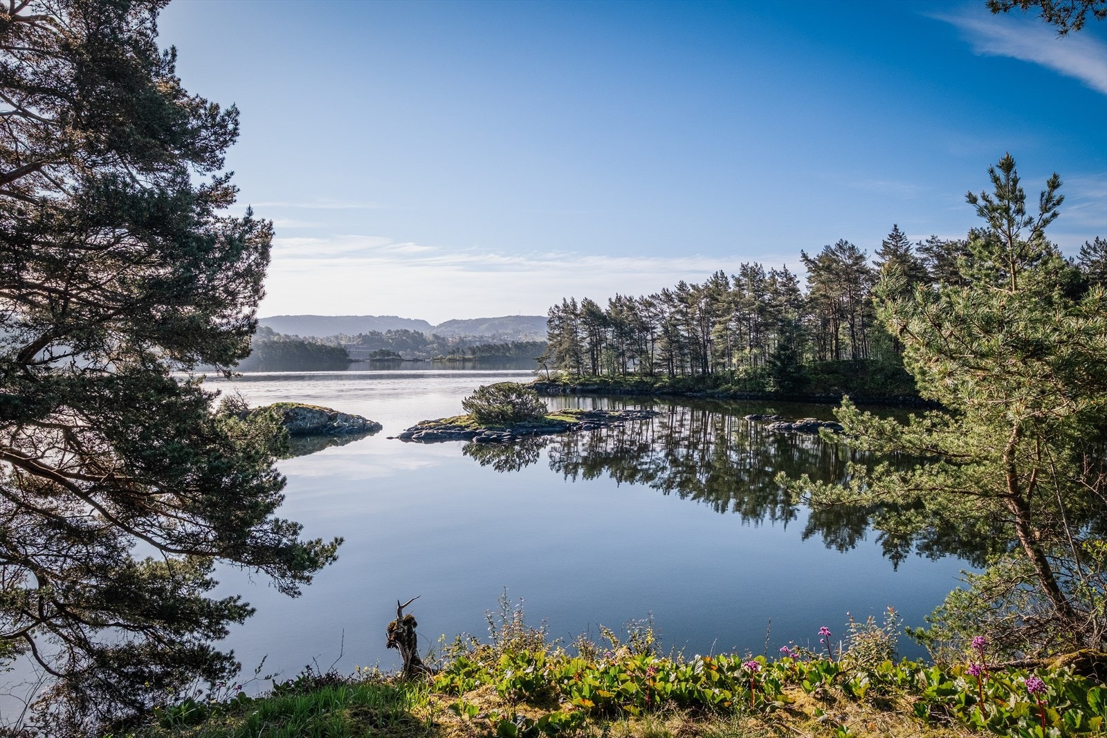 Her bor man tilbaketrukket og fredelig i naturskjønne omgivelser, med sjøen som nærmeste nabo og vakre eneboliger i nærområdet. Galleribilde