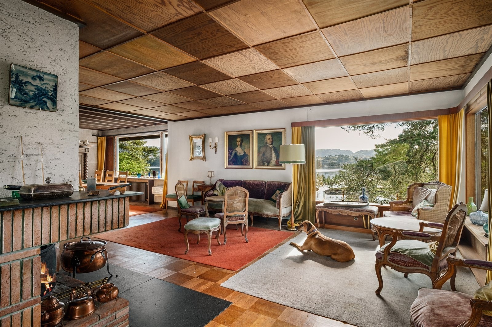 Dette er et rom som virkelig imponerer med sine originale detaljer som veggpaneler, vakre utsmykninger og et elegant gulv som tilfører både varme og karakter. Galleribilde