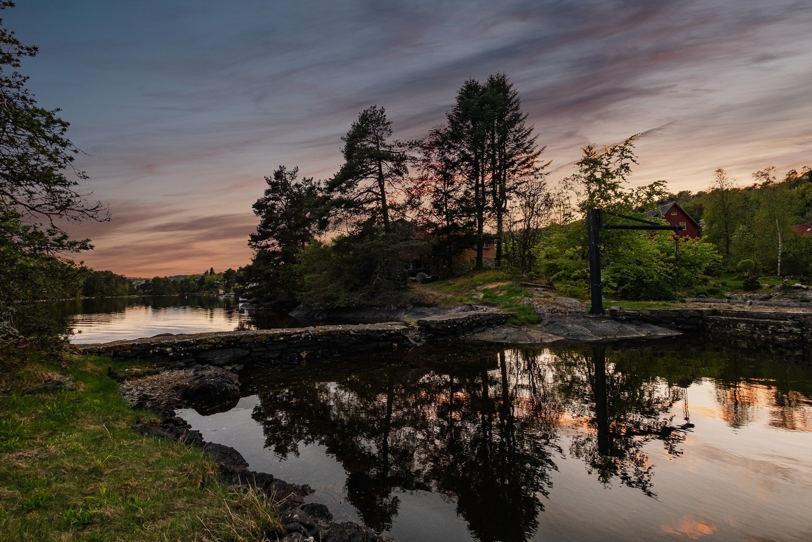 Nabolaget er et av Bergens mest fasjonable og veletablerte boligstrøk, hvor eiendommer sjelden kommer for salg. Galleribilde