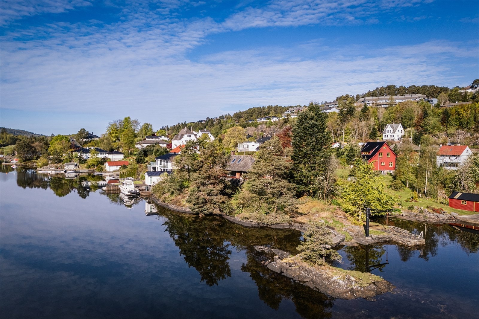 En sjelden mulighet i et veletablert og ettertraktet nabolag på Bønes, like ved sjøen. Galleribilde