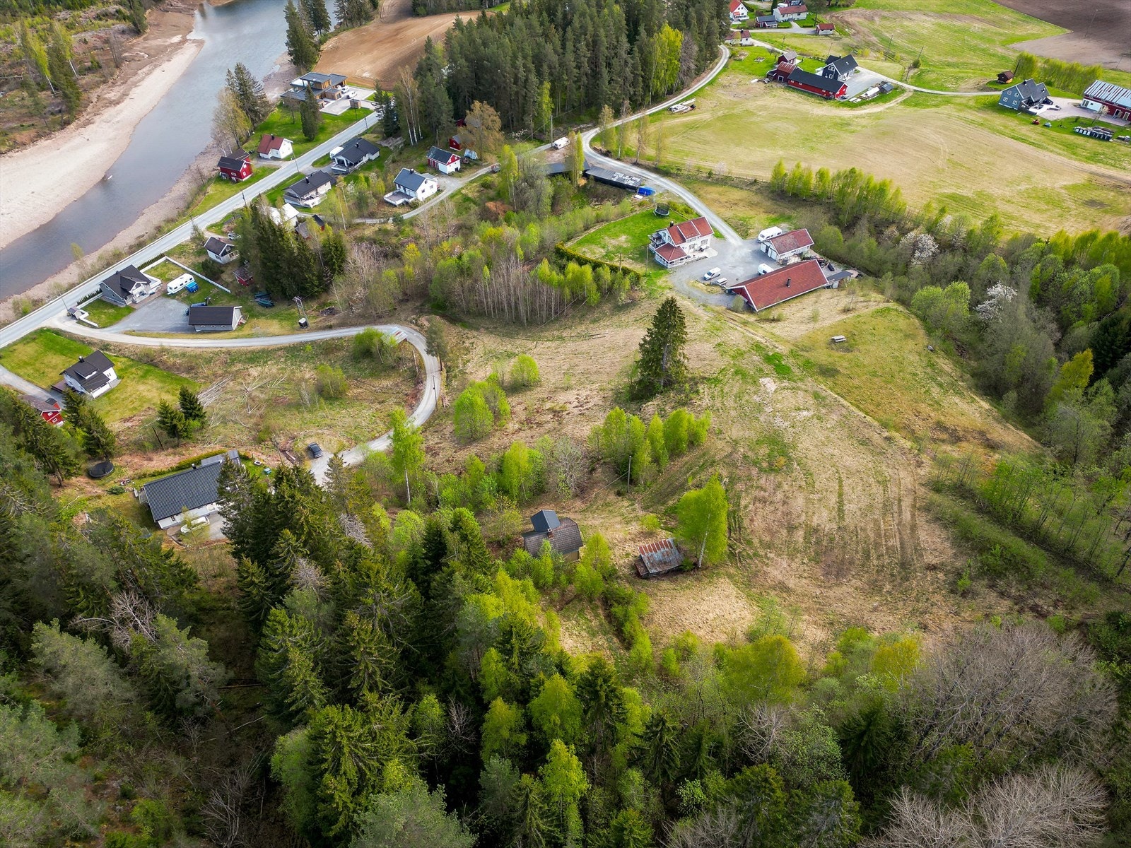 Småbruket ligger fint til i landlige og sentrumsnære omgivelser i Lunde, med nærhet til elva Straumen som er en del av Telemarkskanalen. Galleribilde
