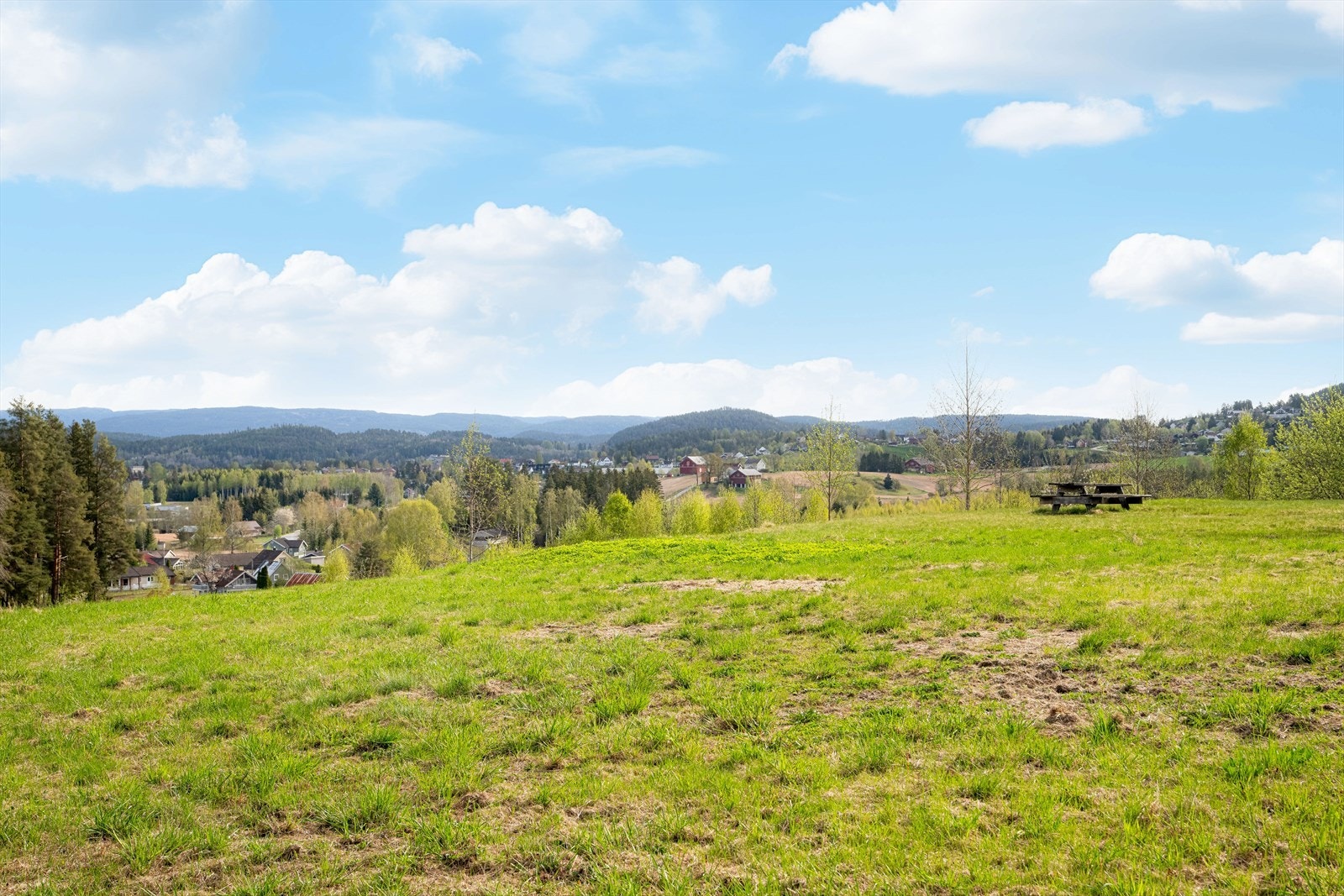 Eiendommen ligger i relativt skrånende terreng, hvor boligen er oppført på et høydedrag med fin utsikt mot Kanalen.
Den umiddelbare tomten rundt bygningsmassen består av mark og eng, og ved rydding av trær kan man få enda bedre utsikt mot elva. Galleribilde