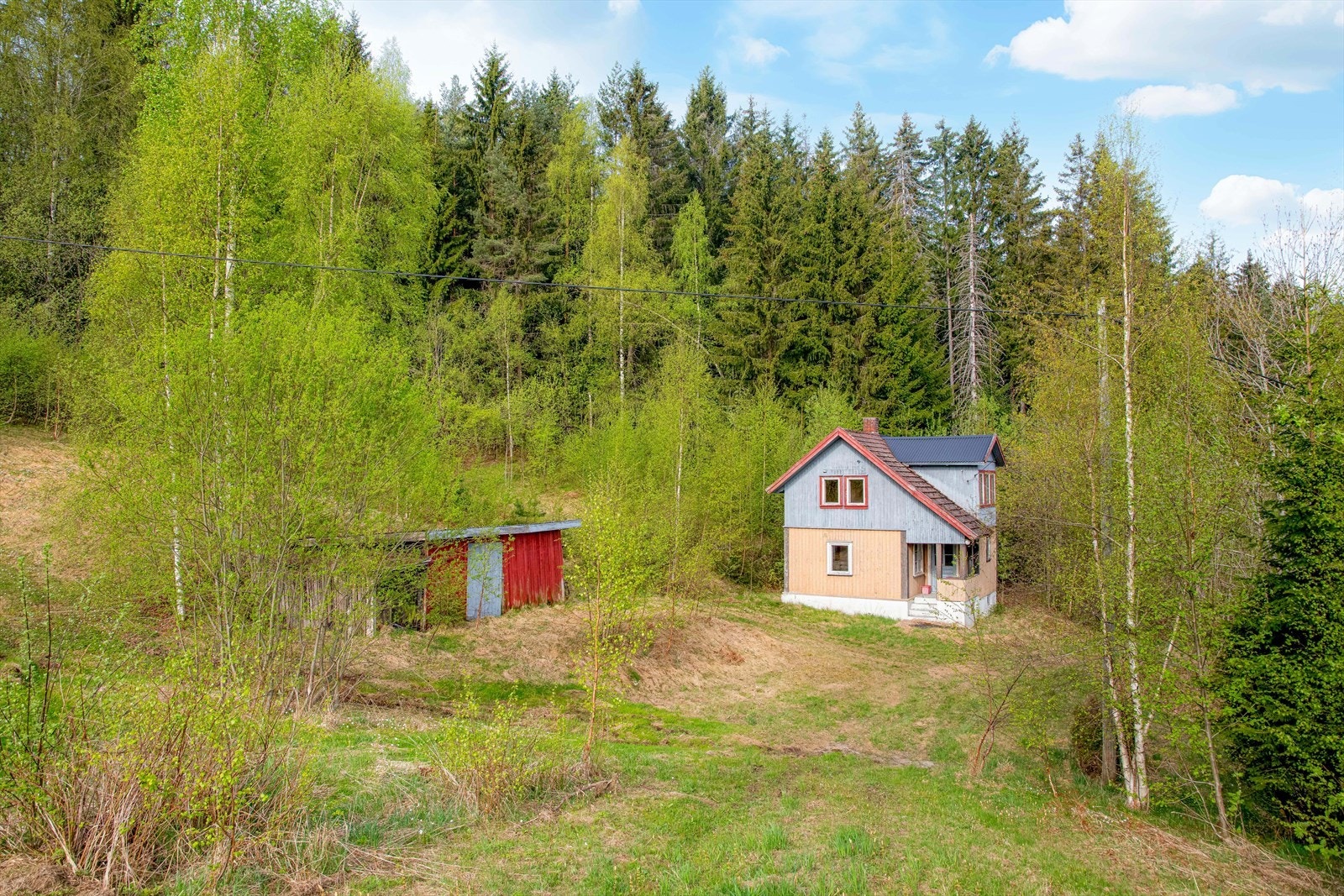 Småbruk med landlig og usjenert beliggenhet, og fin utsikt mot Kanalen. Fin eiendom med mange muligheter. Galleribilde