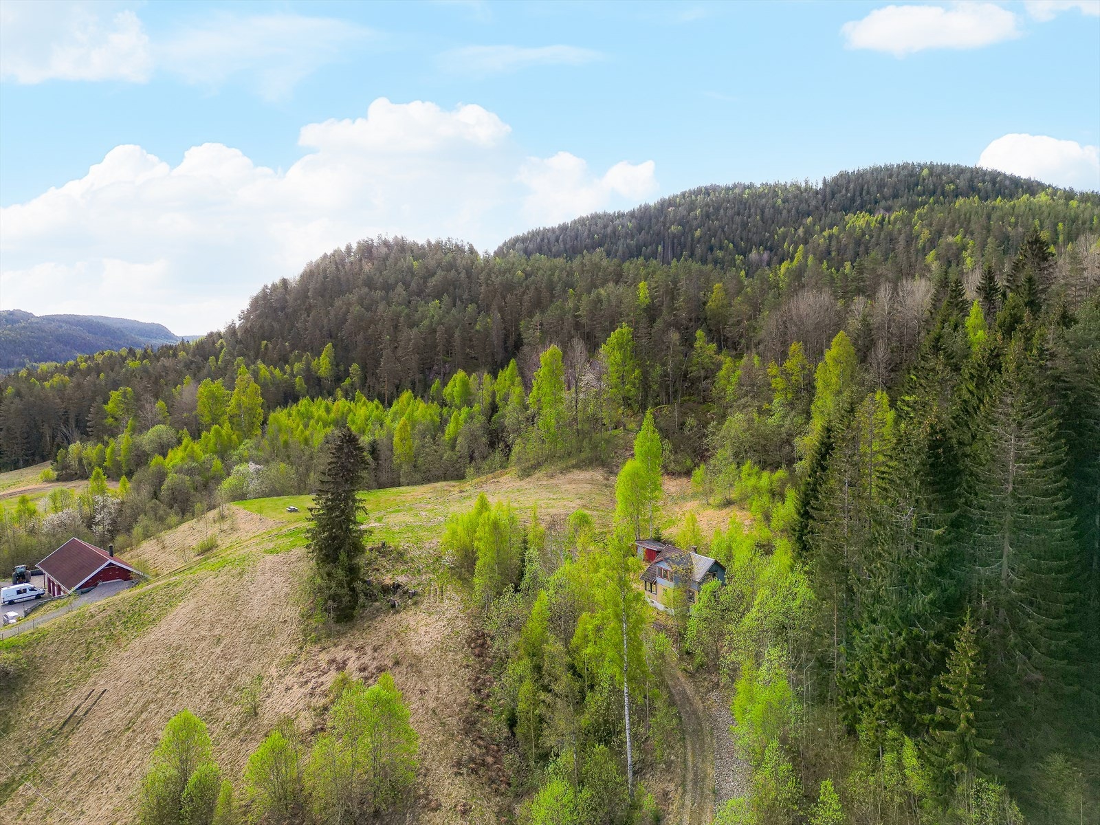 Småbruket ligger fint til i landlige og sentrumsnære omgivelser i Lunde, med nærhet til elva Straumen som er en del av Telemarkskanalen.
Eiendommen består blant annet av 6,1 dekar fulldyrka jord, 47,6 dekar produktiv skog og 2,9 dekar annet markslag. Galleribilde