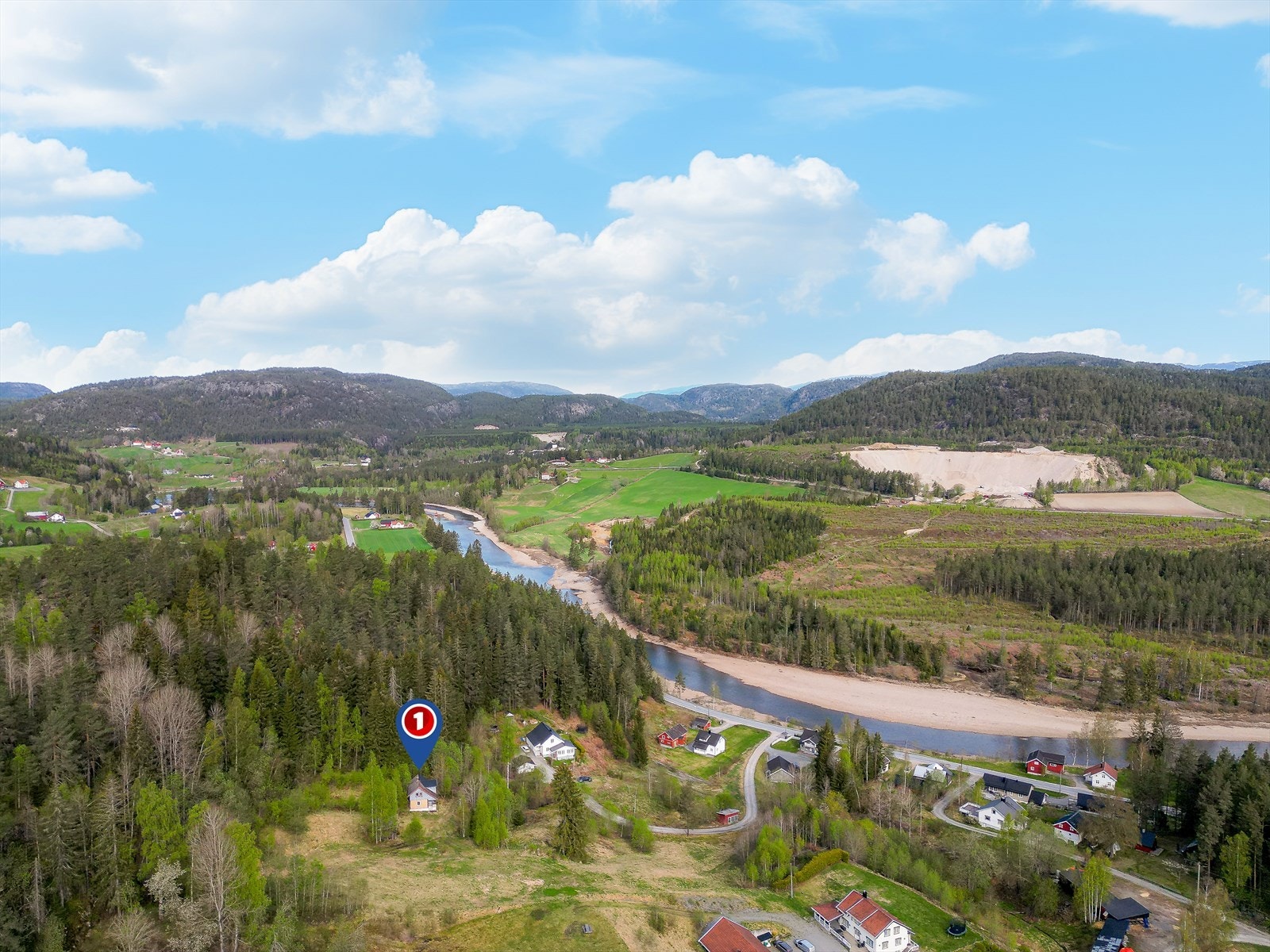 Det er ca. 2 km til Lunde sentrum med dagligvareforretning, butikker og kollektivtilbud. Det er også kort vei både til Lunde 10-årige skole og idrettsanlegg, samt til Nome videregående skole avd. Lunde. Galleribilde