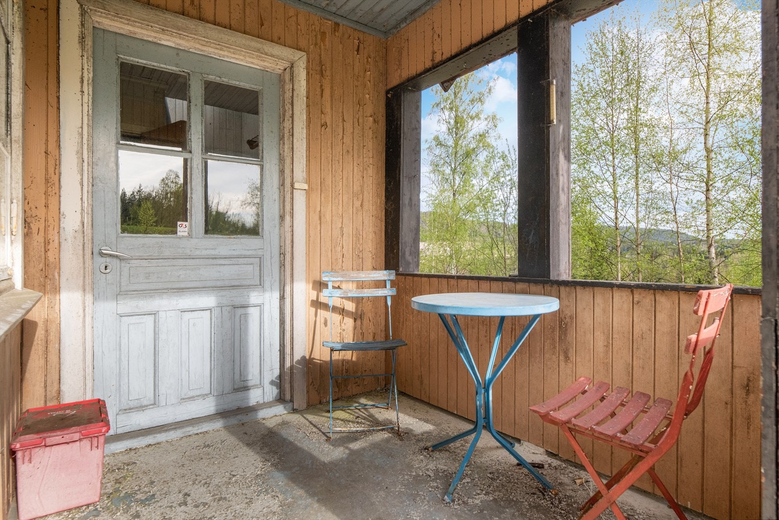 Bygningsmassen på eiendommen er vesentlig forringet og vurderes som et renoverings- eller rivningsobjekt. Galleribilde