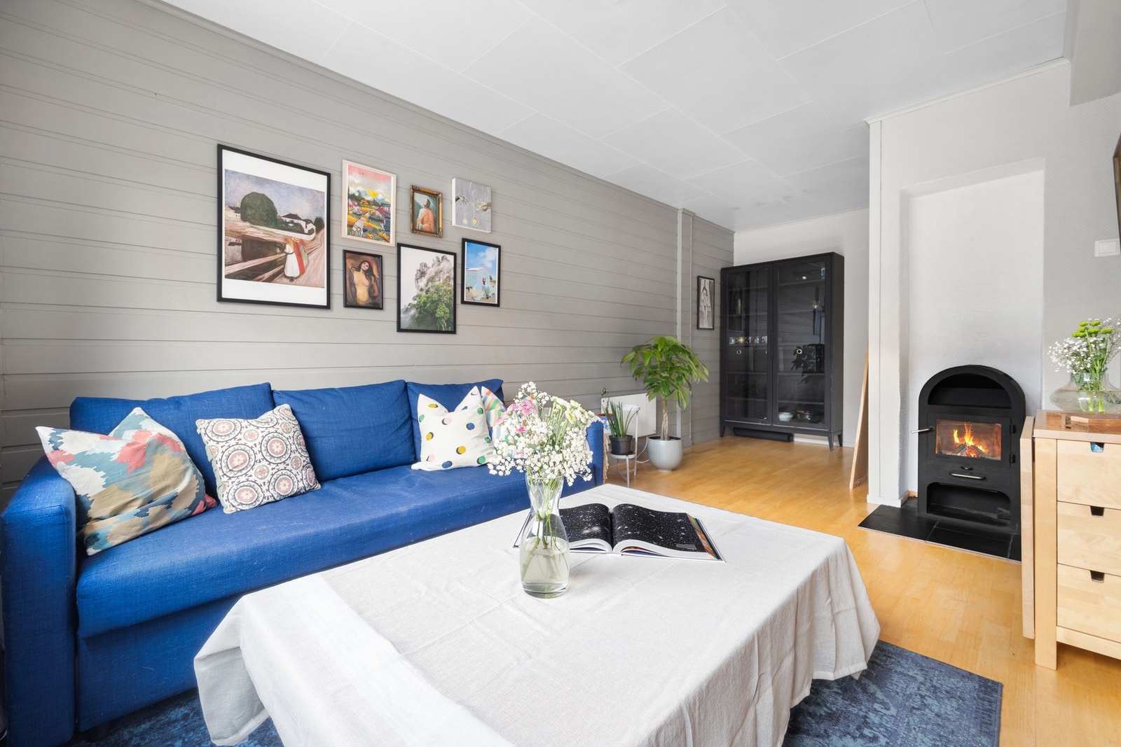 Den sjarmerende vedovnen bidrar til en lun og innbydende atmosfære året rundt. Galleribilde