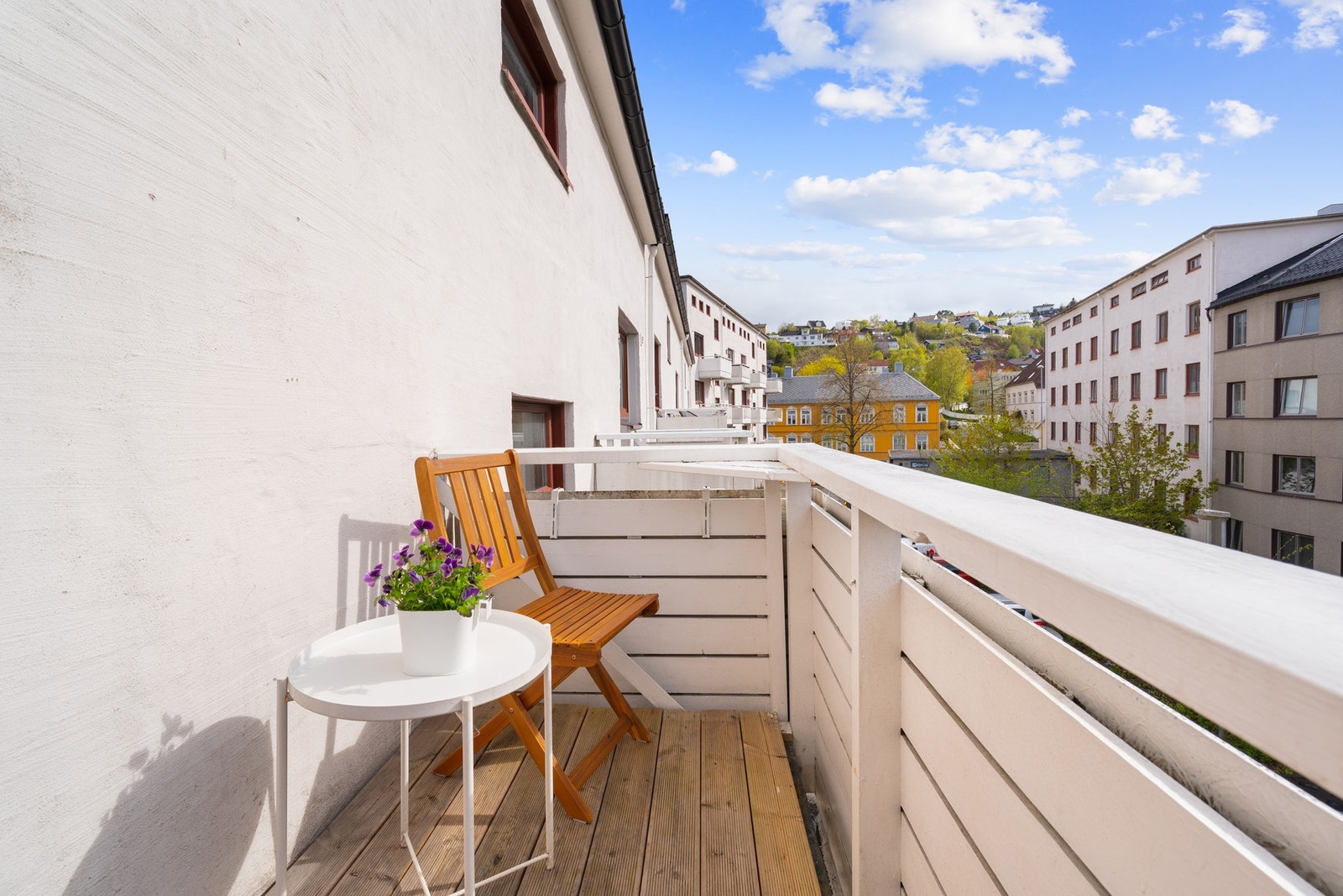 God plass til sittegruppe. Galleribilde