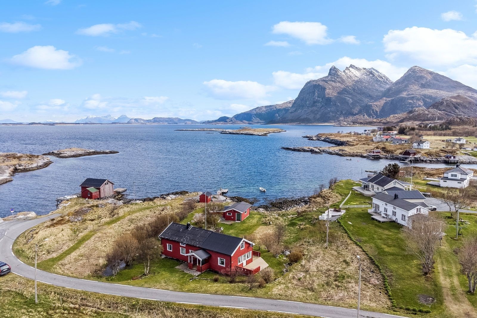 Som siste bolig på veien utover Nordstaulen finner vi Nordstaulveien 108 - et idyllisk feriested bare et steinkast fra havet og med en fantastisk utsikt i alle retninger. Galleribilde