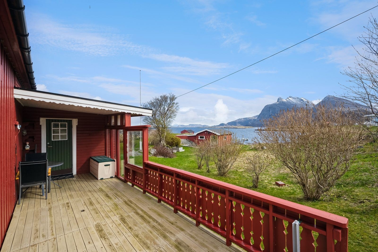 Terrassen har levegger med glass slik at man ivaretar utsikten selv om man vil sitte i le. Galleribilde