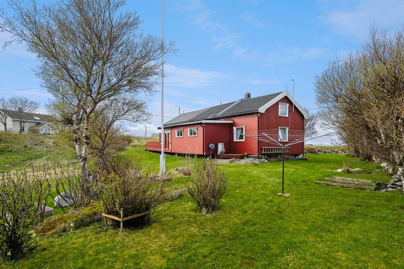 I hagen finner vi både bærbusker, blomsterbed, flaggstang og boltreplass. Galleribilde
