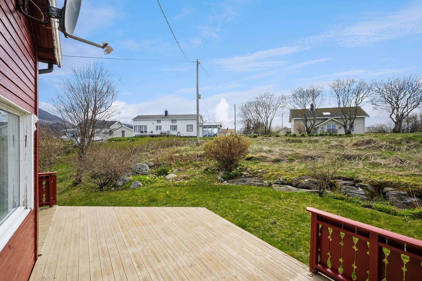 Terrassen strekker seg over to sider langs boligen. Begge inngangspartiene har levegger med glassfelter. Galleribilde