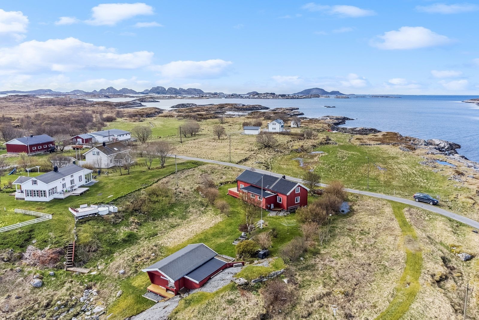 Upåklagelig utsikt, lite trafikk, usjenert og skjermet hageareal, like ved sjøen, romslig bolig. Galleribilde