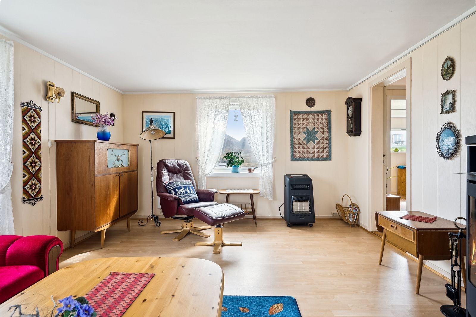 Stua som ligger i andre enden av boligens 1. etg. Galleribilde