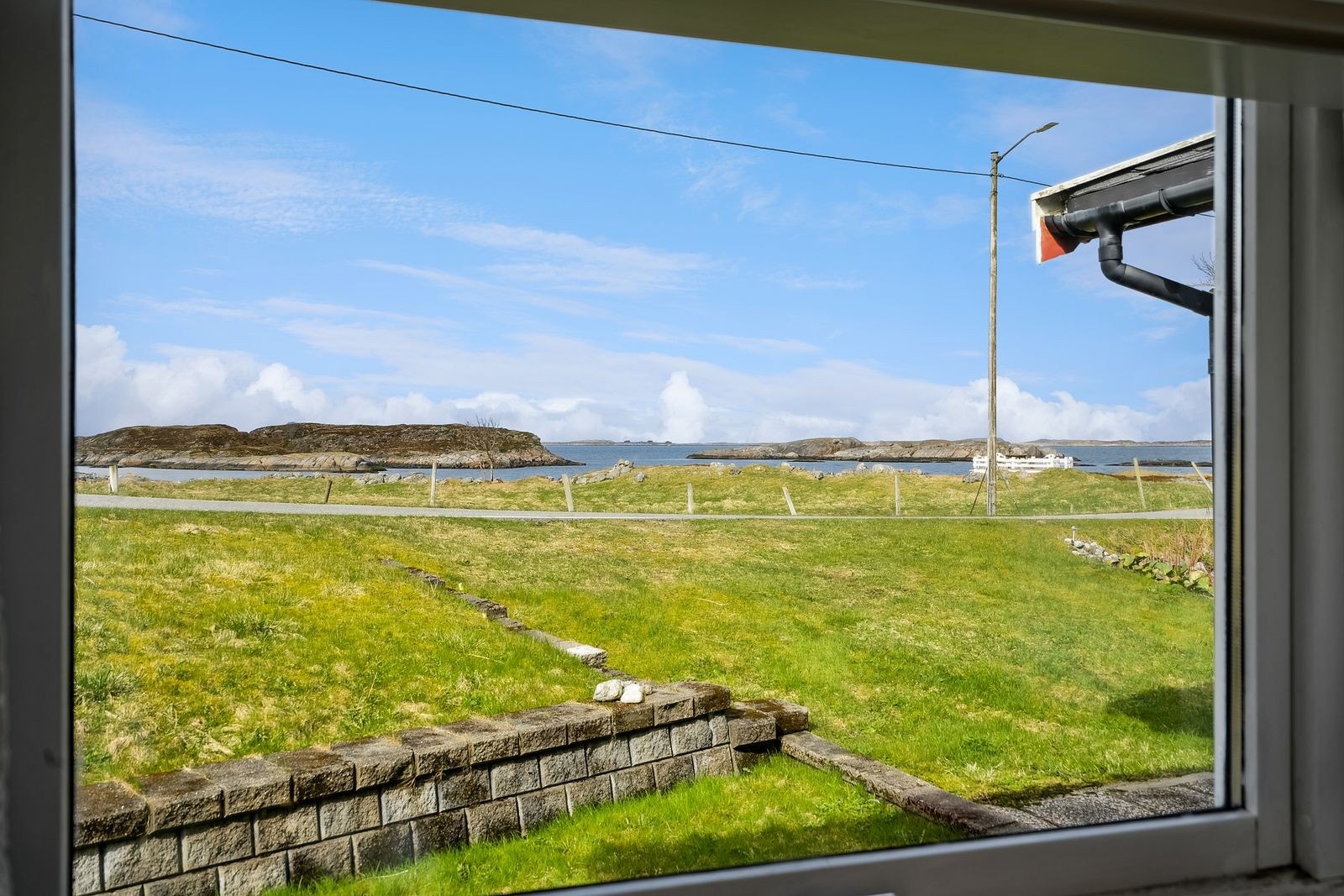 Utsikten mot sørvest, skimter i taket på verandaen som innehar inngangspartiet. Galleribilde