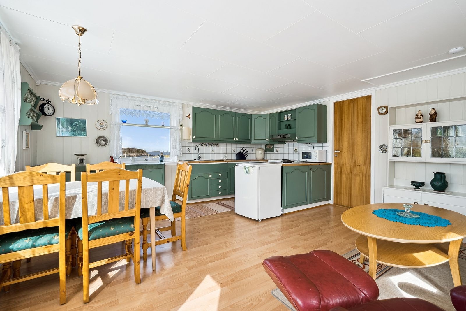 Rommet er lyst og trivelig med hele 4 vinduer og en verandadør som gir lysinnslipp og slipper utsikten inn. Galleribilde