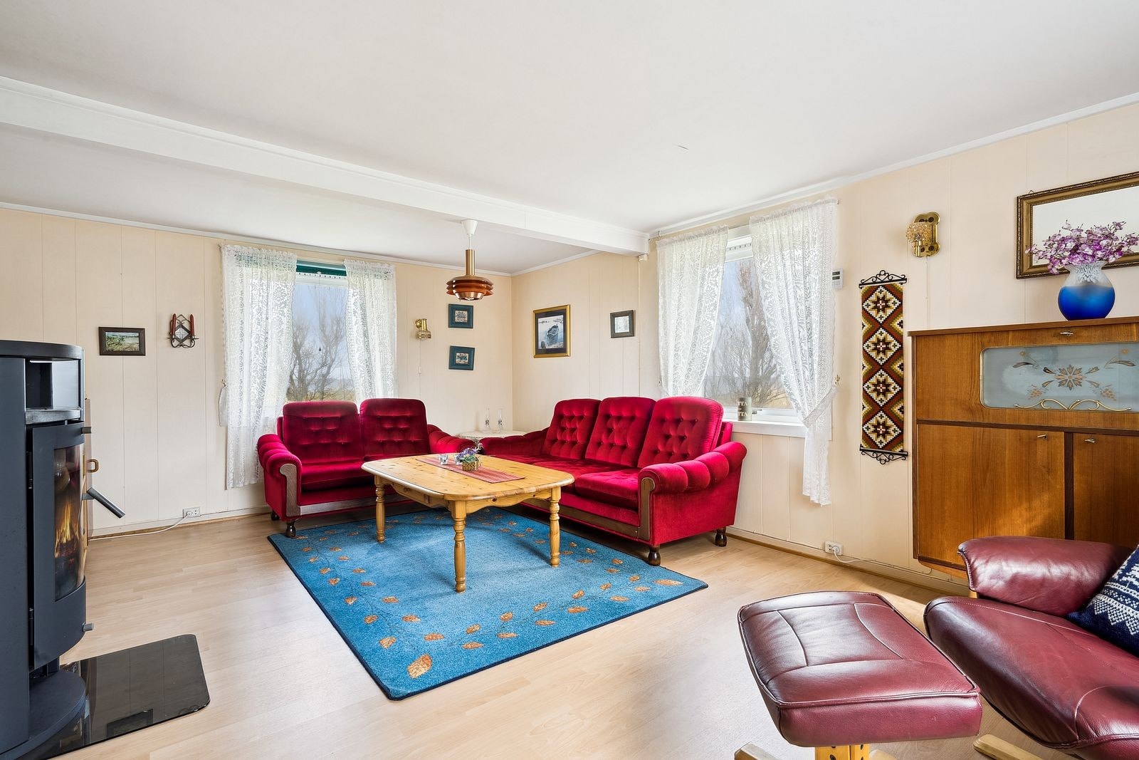 Romslig stue med vedfyring for de kaldeste dagene. Galleribilde