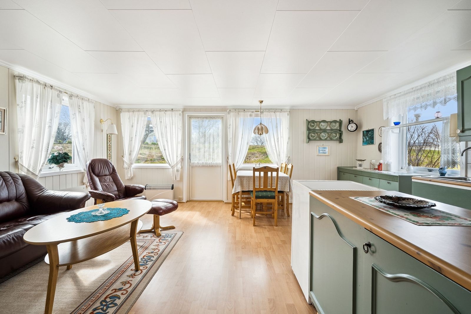 Kjøkkeninnredningen strekker seg langs hele veggen mot sørvest som gir rikelig med benkeplass og oppbevaring. Galleribilde