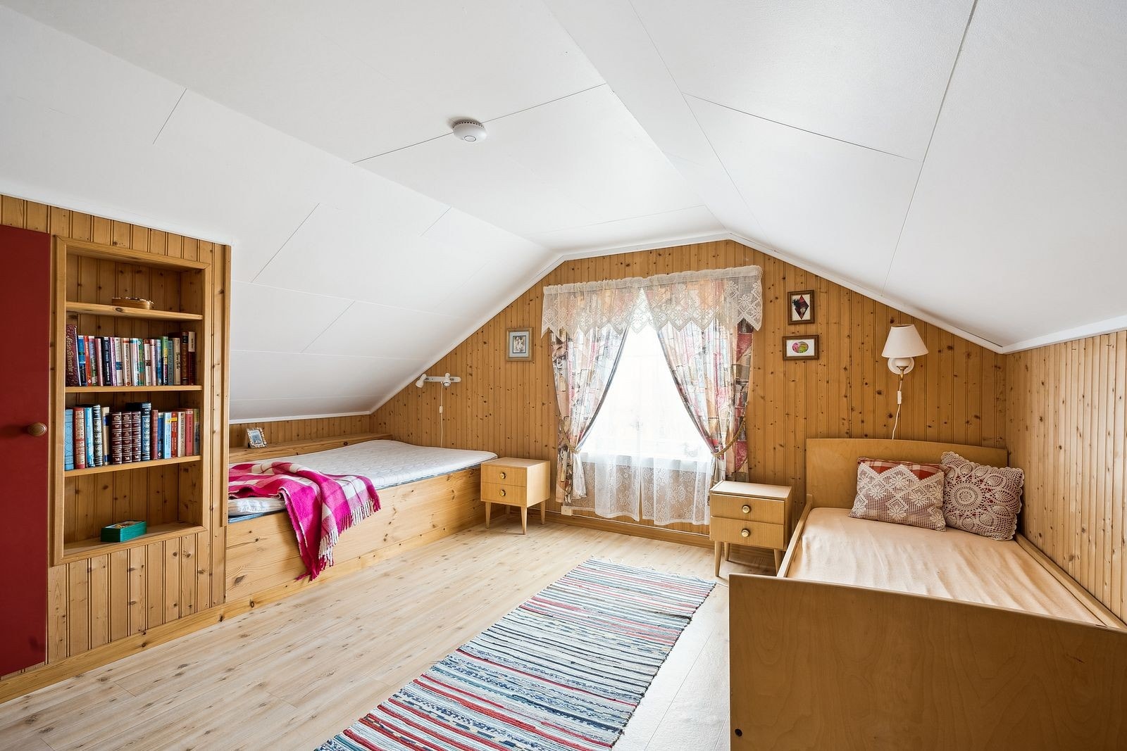 Romslig soverom i 2. etg. vendt mot nord. Forholdsvis høy knevegg på den ene siden som gir god utnyttelse av rommet. Galleribilde