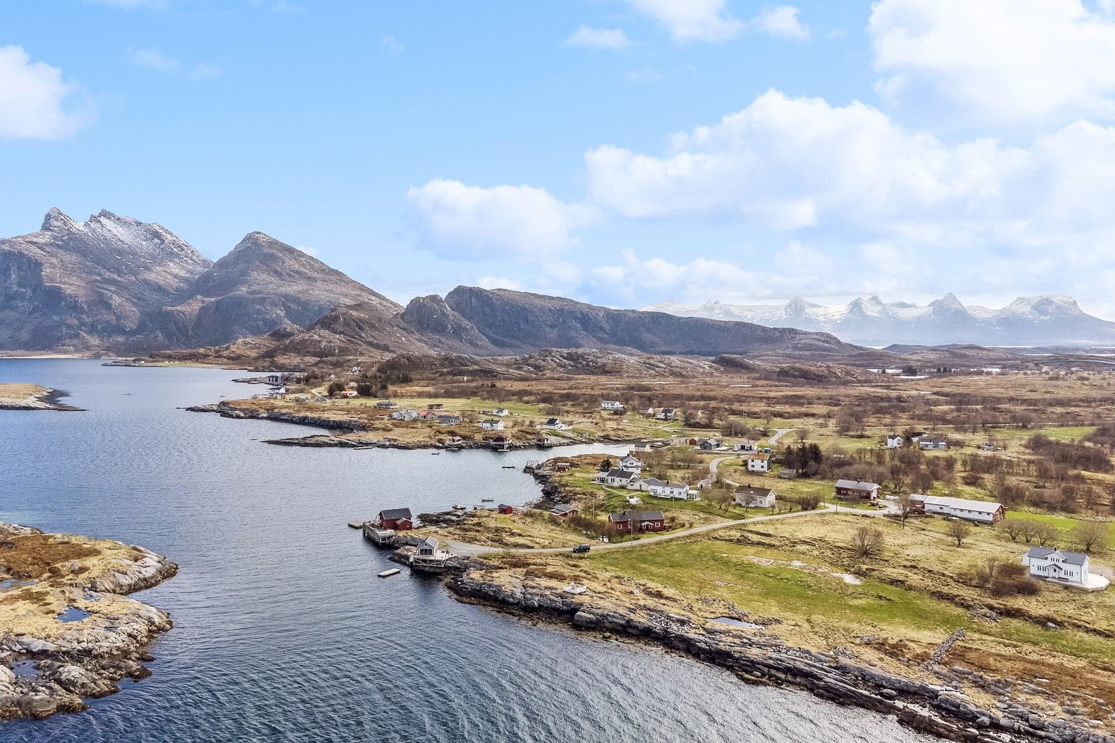Se nærområdet med fjellene og skjærgården. Galleribilde