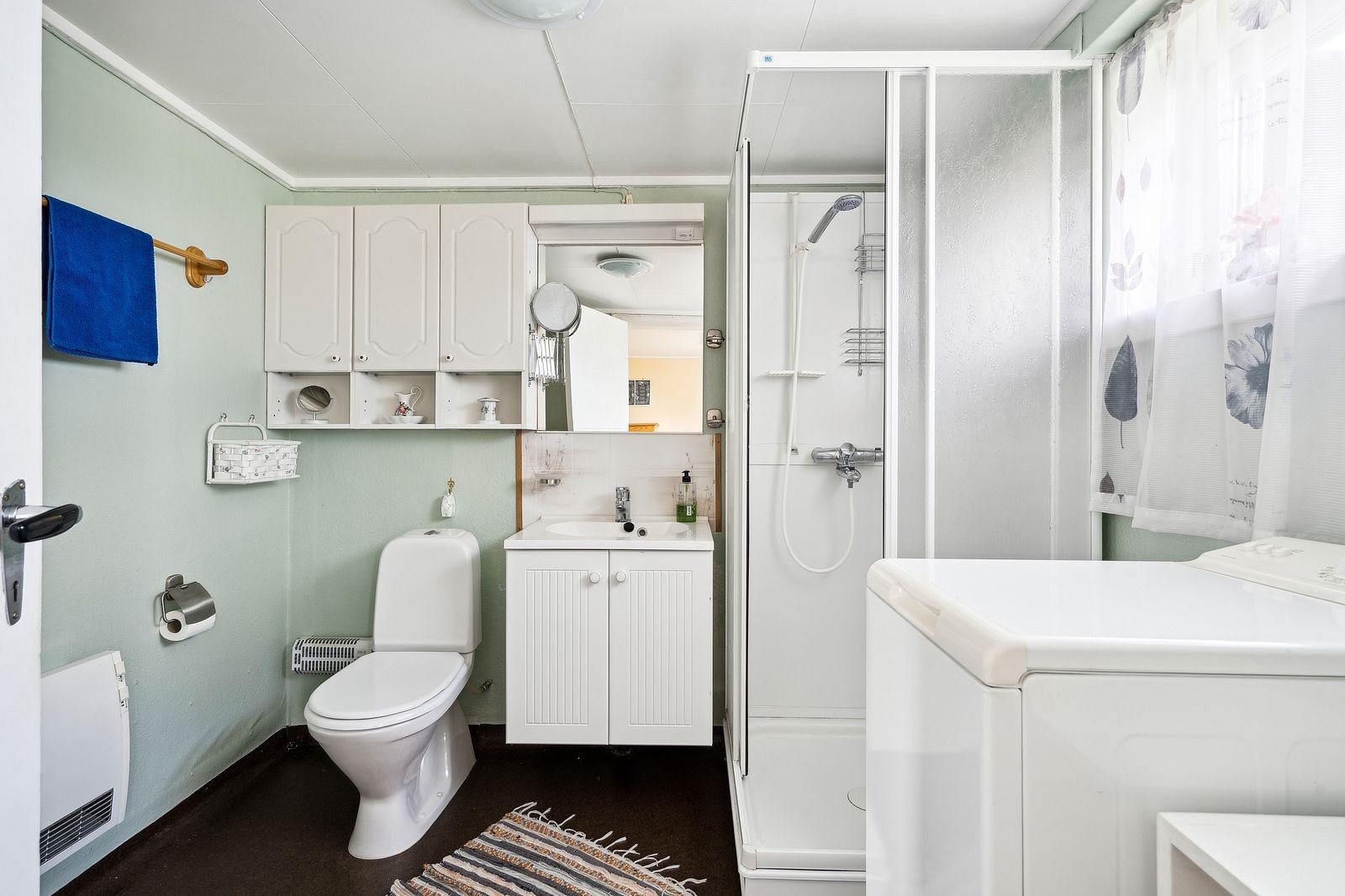 Opplegg for vaskemaskin og plass for ekstra møblement. Galleribilde