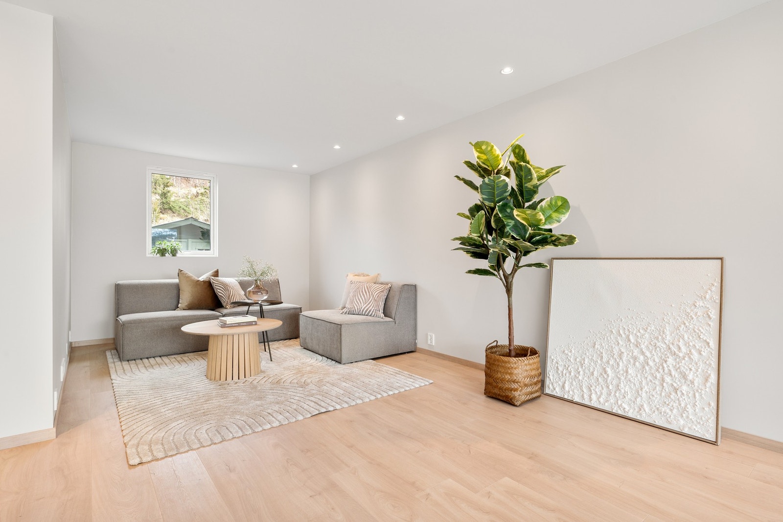 Innvendig er det totalrenovert i 2025 - Nye overflater, ny elektrisk anlegg, rør i rør, nytt kjøkken, nytt toalettrom og nytt bad Galleribilde