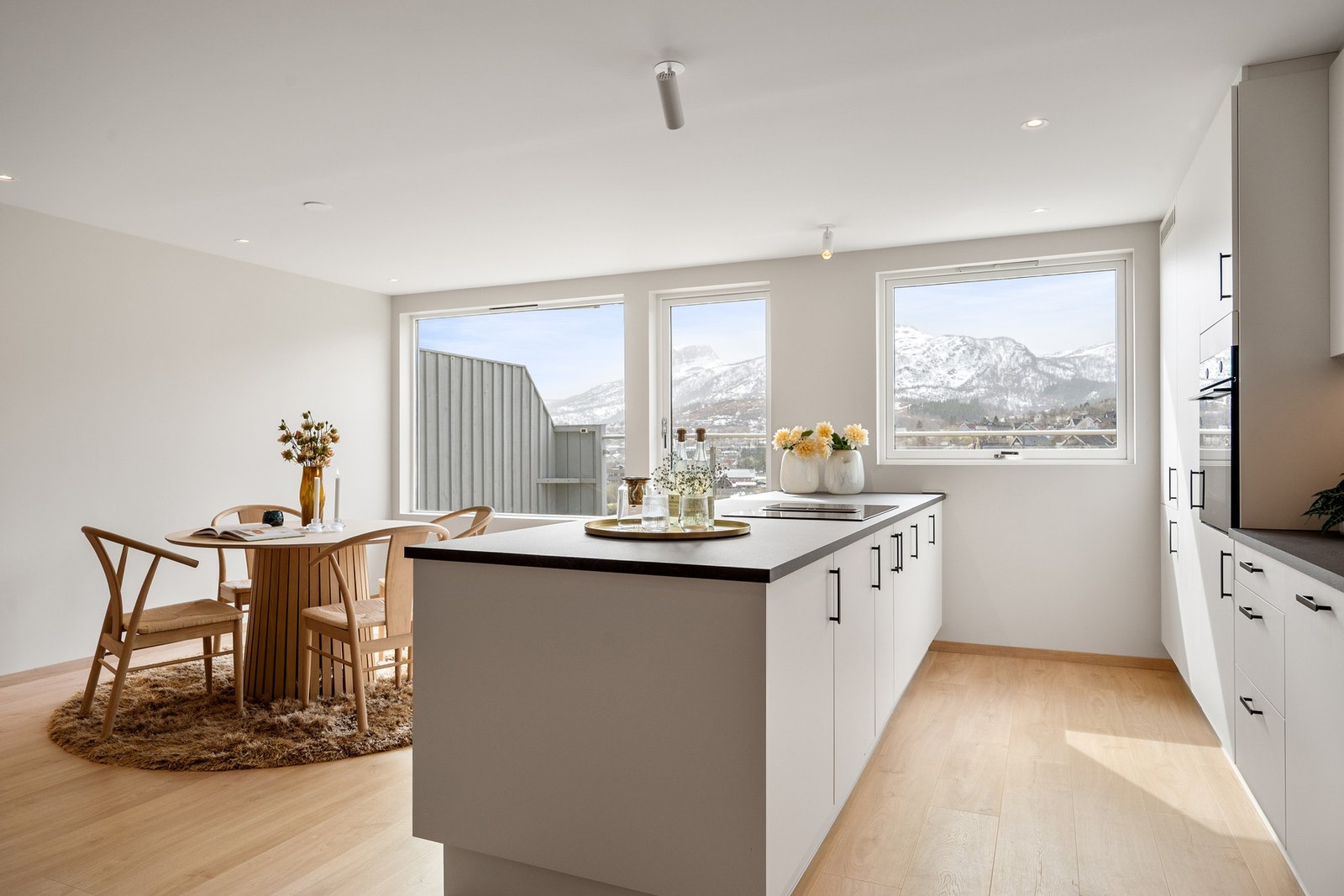 Kjøkkenløsning med halvøy er både pent og praktisk. Eget takpunkt for taklampe over spisebord Galleribilde