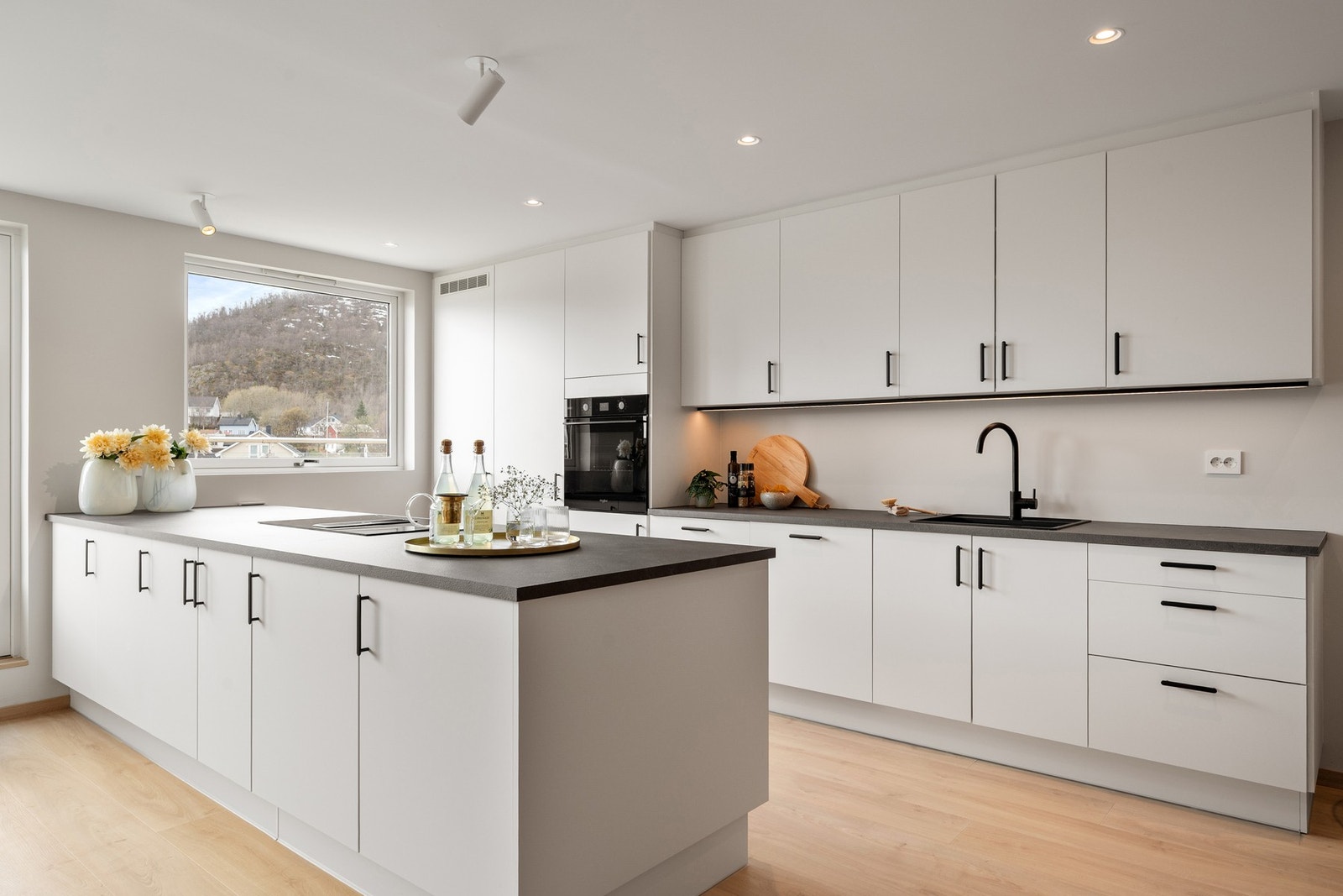 Meget pen innredning fra HTH (2025) med slette fronter og integrerte hvitevarer Galleribilde