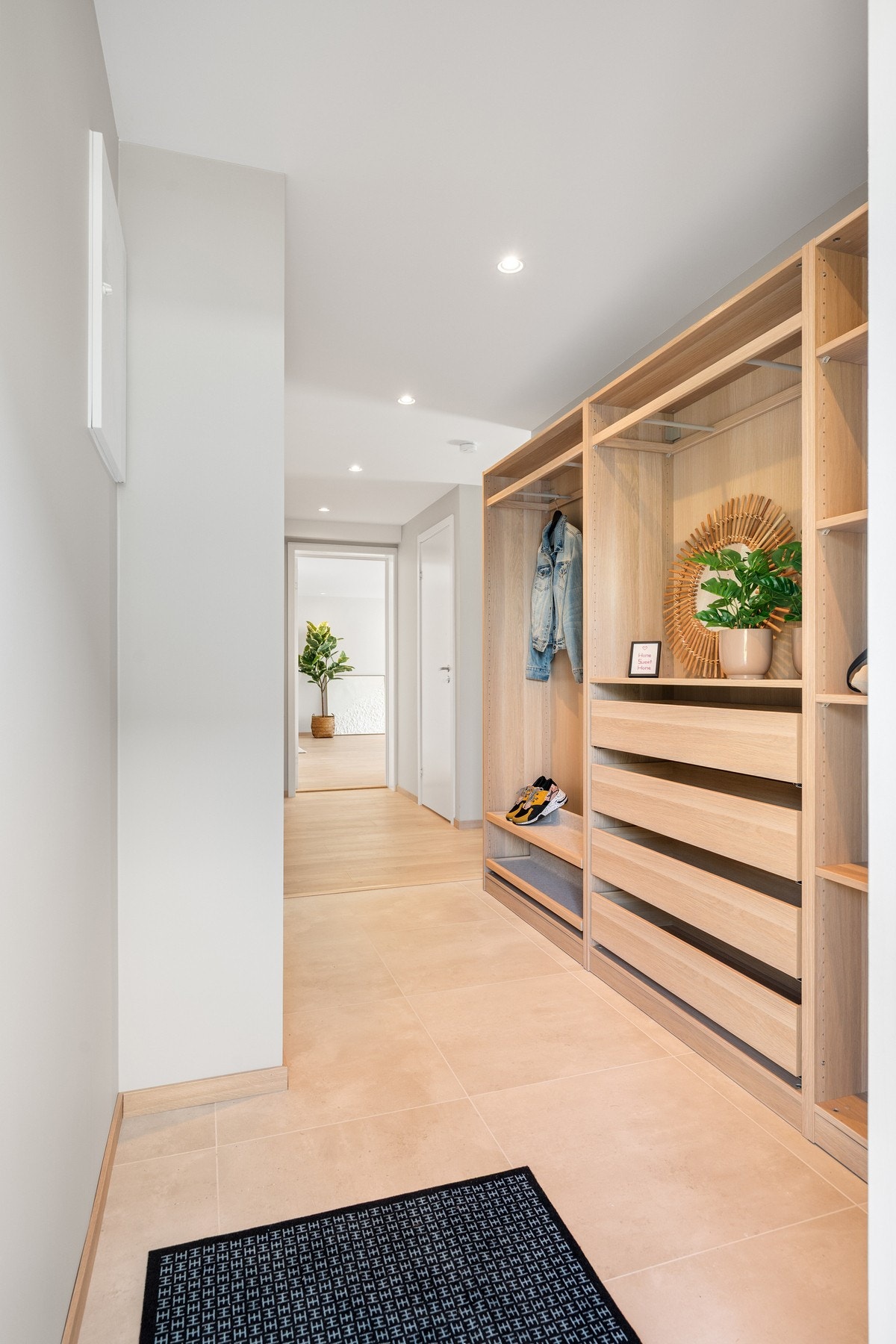 Flislagt gang med smart garderobeløsning Galleribilde