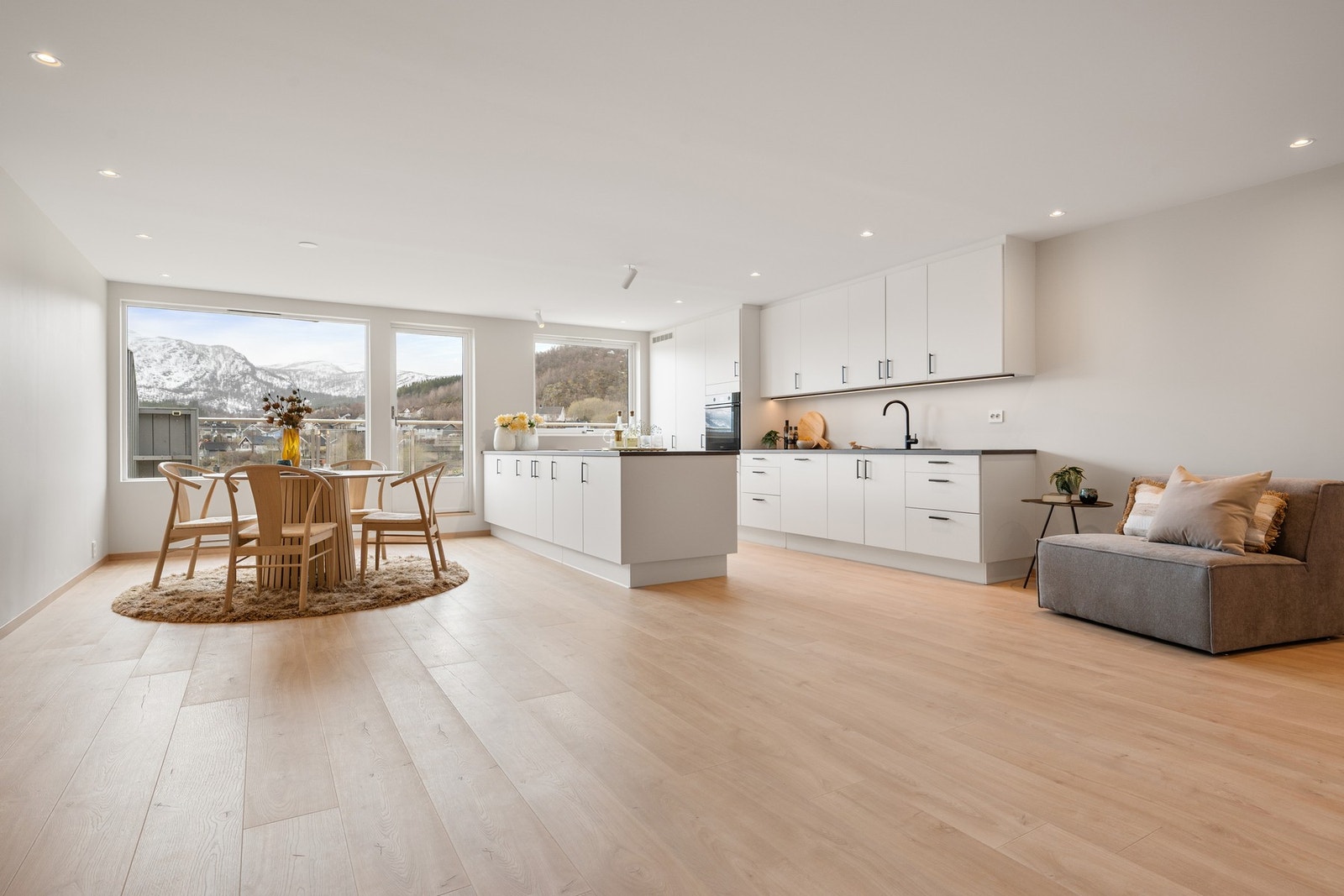 Masse dagslys i rommet gir en god atmosfære! Gulvene i leiligheten er av 1-stavs lamina Galleribilde