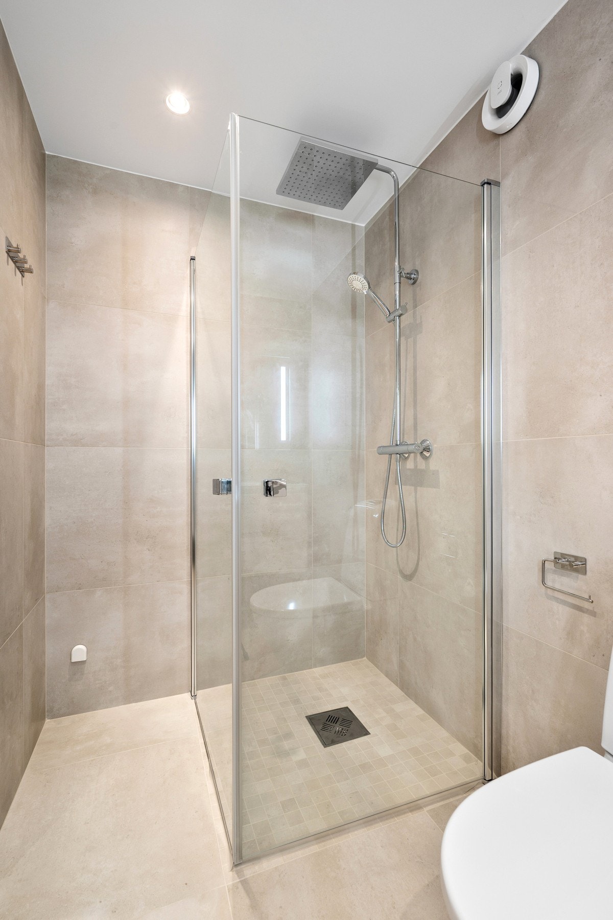 I tillegg til servantinnredning og toalett, er det dusjhjørne med glassvegger og regndusj Galleribilde