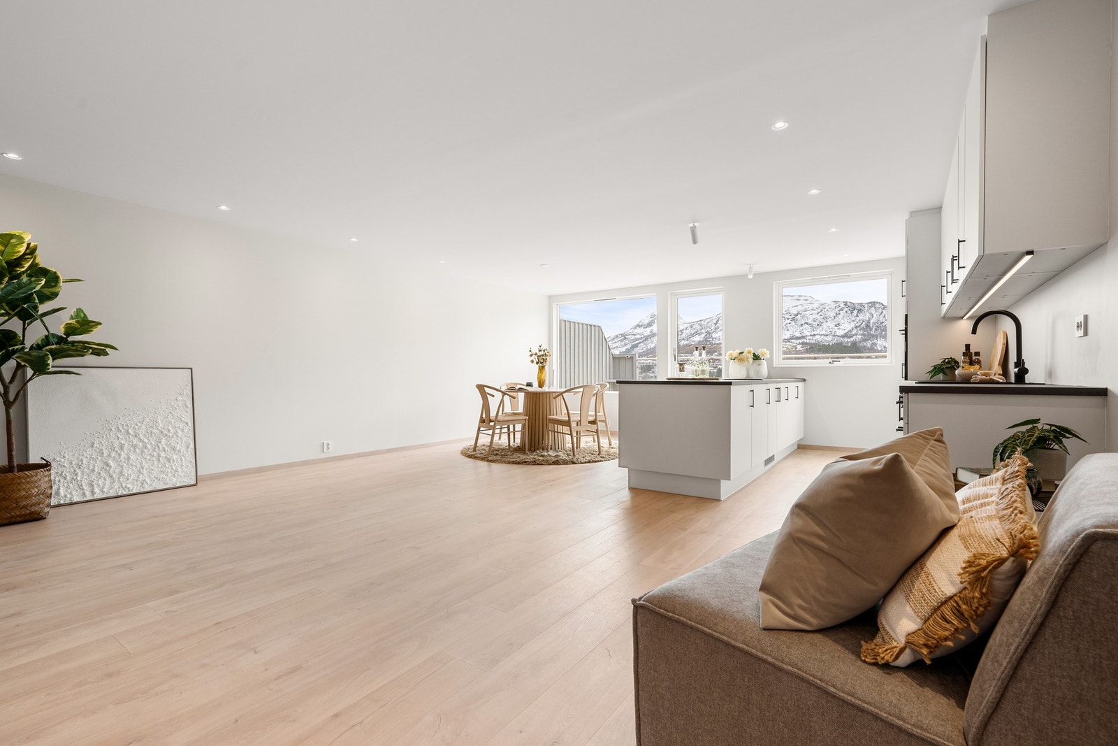 Ved renoveringen ble et av soverommene fjernet for å gjøre stua større, noe som gir rikelig med plass til både familie og gjester! Galleribilde