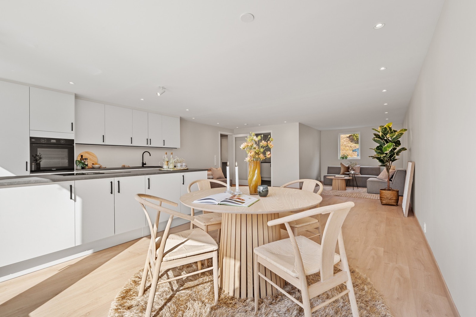 Spisestua er godt tilknyttet kjøkkenet, her kan du kokkelere og servere samtidig som du er en del av det sosiale selskapet Galleribilde