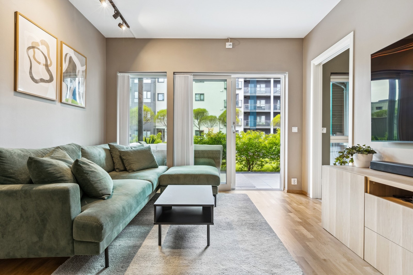 Stuen kan enkelt innredes med sofagruppe og tilhørende møblement. Galleribilde