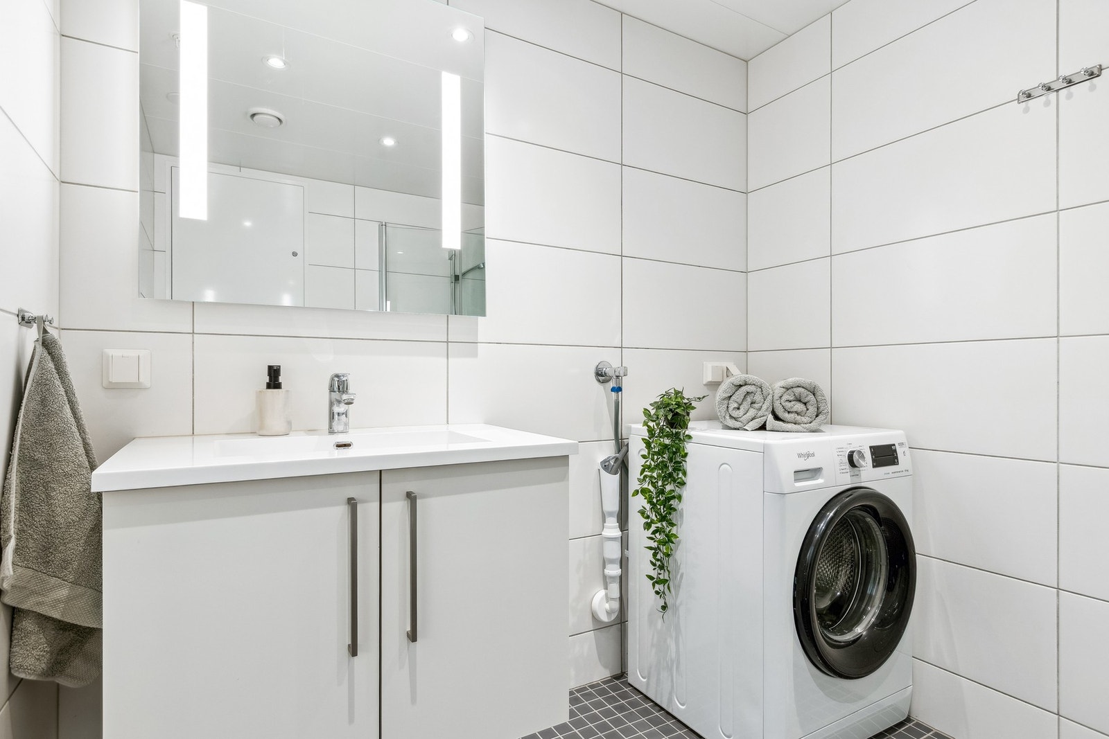 Baderommet er utstyrt med flislagt gulv med varme og opplegg for vaskemaskin. Galleribilde